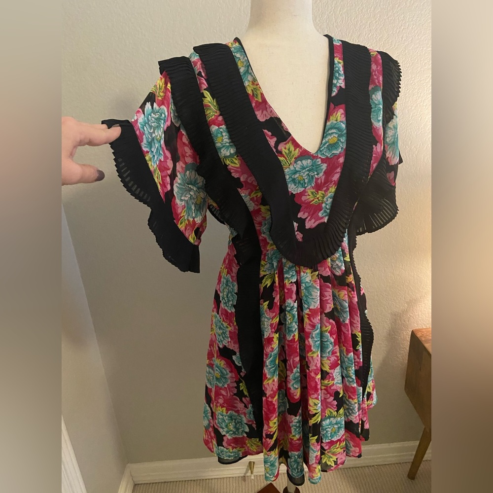 V-neck mini dress with black pleated fabric details. Spain size 30